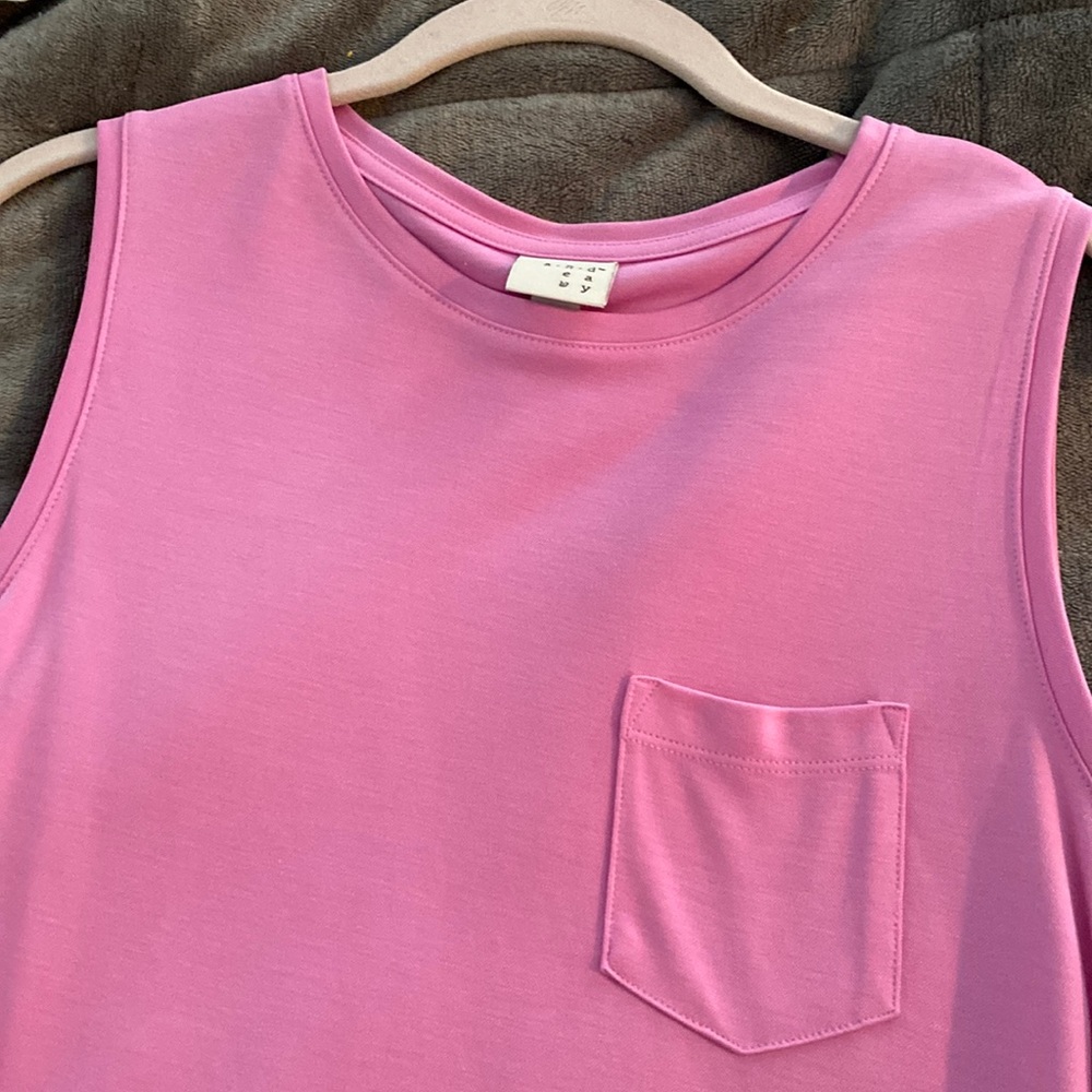 NWT crew neck sleeves less tee